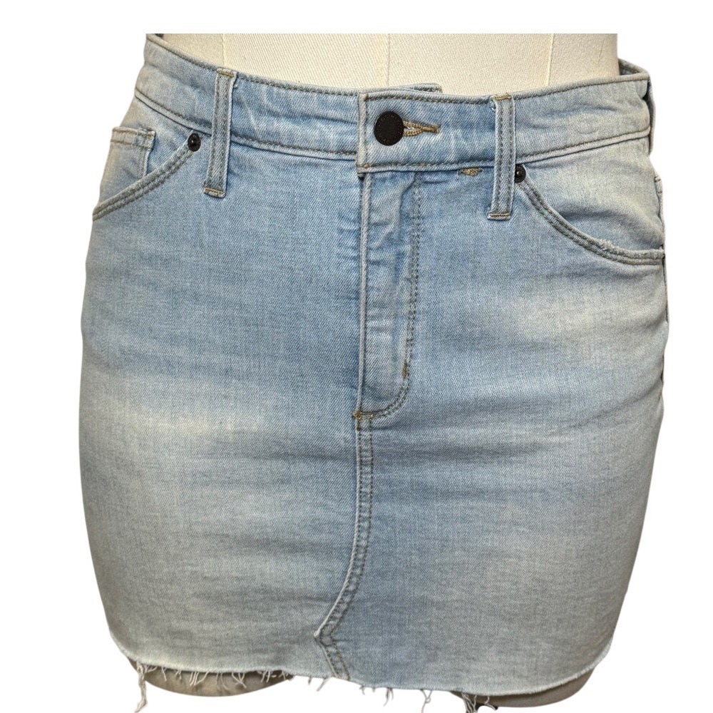 Universal‎ Thread Light Wash Denim Jean Skirt Size 12 / 31